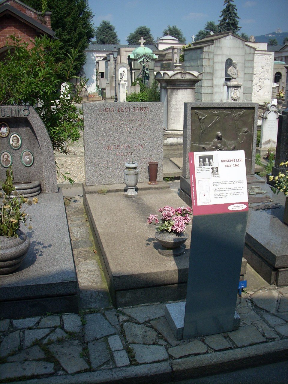 Giuseppe Levi s tomb, Monumental Cemetery, Turin, Italy - 01.JPG